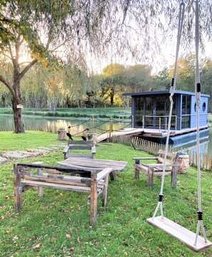 Outdoor dining - Unusual ecolodge surrounded by nature 5 minutes from the beach (sarzeau)