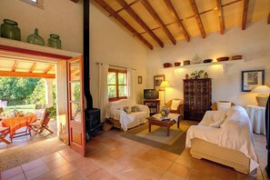 Fernseher, Kamin, DVD-Player, Stereoanlage