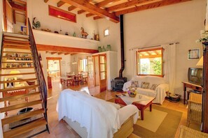 Fernseher, Kamin, DVD-Player, Stereoanlage