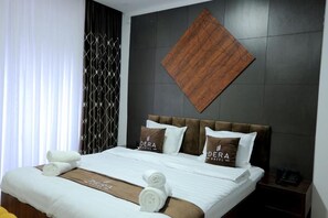 1 bedroom, desk, WiFi