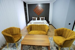 1 bedroom, desk, WiFi