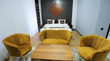 1 bedroom, desk, WiFi