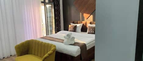 1 bedroom, desk, WiFi