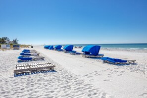 Accommodatie ligt op het strand, strandlakens
