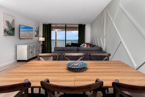 Smart TV, video games - Beachfront Condo, Heated Pool and SPA! (Indian Rocks Beach)