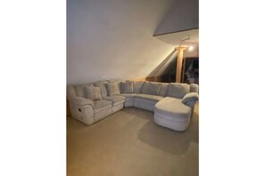 Interior - Comfy 3 bedroom home with backyard (Milwaukee)