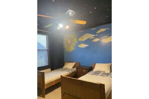 Room - Comfy 3 bedroom home with backyard (Milwaukee)