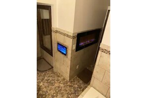 Interior - Comfy 3 bedroom home with backyard (Milwaukee)