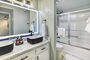 Hair dryer, towels - Laughlin Mtn Getaway: 2 Mi to Colorado River (Laughlin)