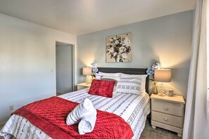 2 bedrooms, iron/ironing board, travel crib, internet - Laughlin Mtn Getaway: 2 Mi to Colorado River (Laughlin)