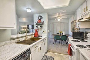 Fridge, microwave, stovetop, dishwasher - Laughlin Mtn Getaway: 2 Mi to Colorado River (Laughlin)