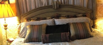 Charming 3 bedrm home 12 mins to the USA border & 26 mins to Writing on Stone.