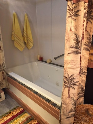 Een douche, een bubbelbad, een haardroger, handdoeken