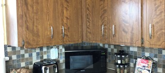 Free self serve breakfast. 12 mins to USA border/26 mins to Writing on Stone.