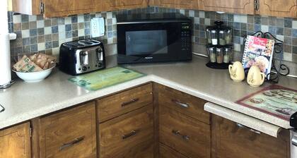 Free self serve breakfast. 12 mins to USA border/26 mins to Writing on Stone.