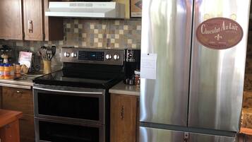 Een koelkast, een microgolfoven, een oven, een kookplaat