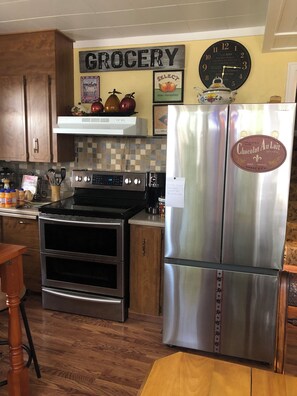 Frigorífico, microondas, horno y placa de cocina