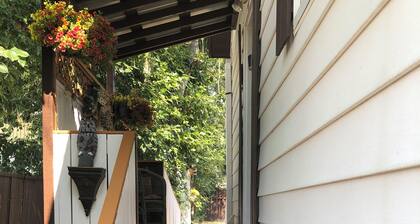 Free self serve breakfast. 12 mins to USA border/26 mins to Writing on Stone.