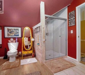 Shower, jetted bath, hair dryer, towels