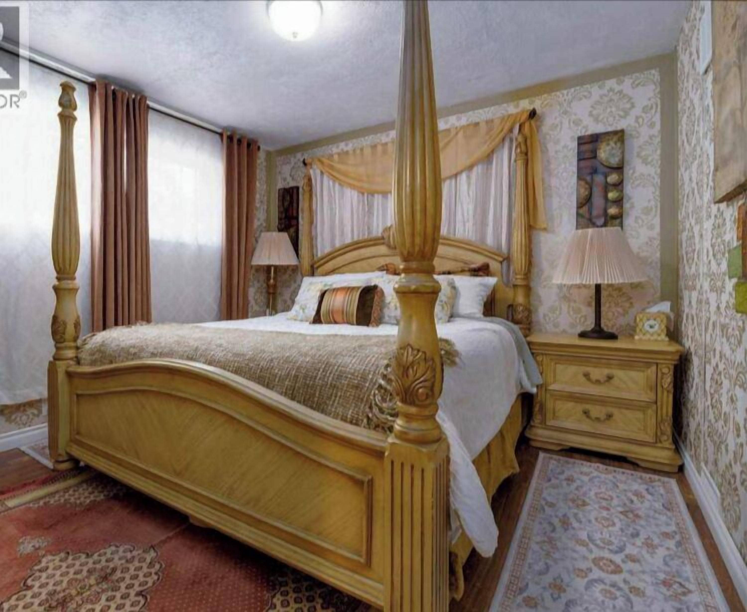 3 habitaciones, escritorio y tabla de planchar con plancha 