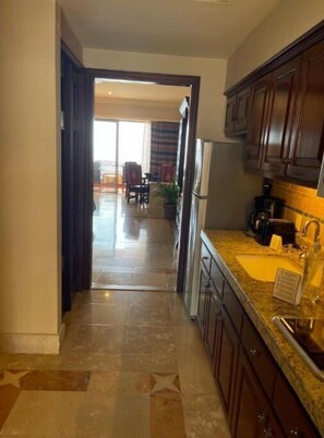 Fridge, microwave, oven, stovetop - Beautiful Oceanview Junior Suite (Cabo San Lucas)