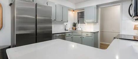 Frigorífic, microones, forn i placa de cuina