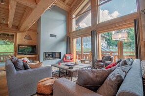 TV, fireplace - Chalet de L'Ours Duplex (Les Allues)