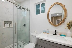 Dusche, Haartrockner, Handtücher, Seife