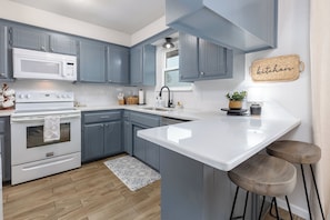 Kjøleskap, mikrobølgeovn, ovn og kokeplater