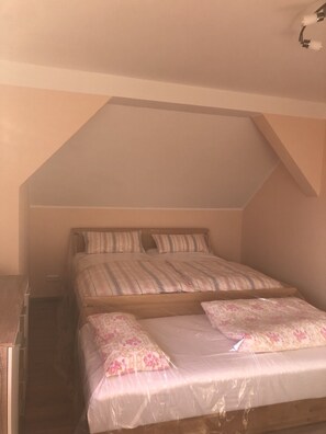 2 soverom, reiseseng for barn, wi-fi (inkludert) og sengetøy