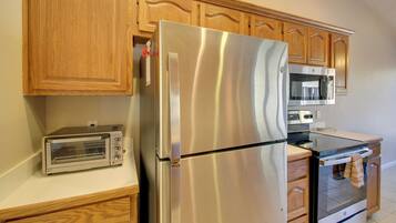 Fridge, microwave, stovetop, dishwasher