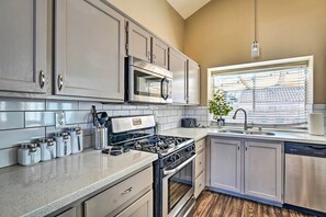 Refrigerador, microondas, parrilla de estufa y lavavajillas 