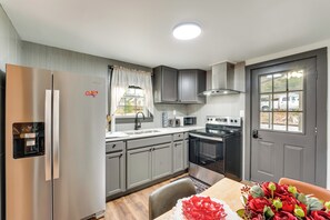 Réfrigérateur, micro-ondes, plaque de cuisson, cafetière/bouilloire