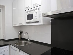 Microondas, horno, lavavajillas y cafetera y tetera 