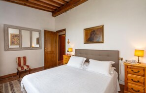2 bedrooms, travel crib, free WiFi