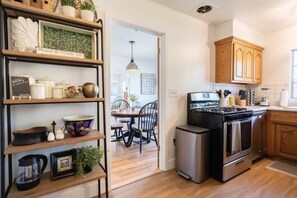 Fridge, microwave, oven, stovetop - Cozy Anderson Cottage close to everything! (Anderson)