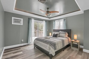 5 makuuhuonetta, työpöytä, silitysrauta/-lauta, vauvan matkasänky