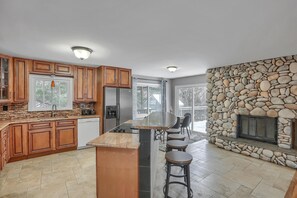 Jääkaappi, mikroaaltouuni, uuni, liesi