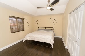 4 habitaciones, escritorio y tabla de planchar con plancha 