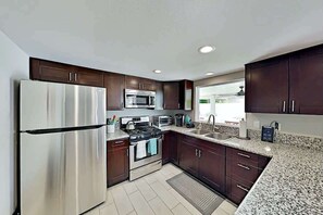 獨棟房屋, 多張床, 可使用泳池, 泳池景觀 (Luxe Retreat) | 私人廚房 | 電冰箱、微波爐、烤箱、爐台