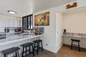 Appartamento, letti multipli, idromassaggio, vista oceano | Cucina privata | Frigorifero, microonde, forno, piano cottura