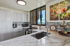Condo, Plusieurs lits, baignoire à jets, vue sur l’océan | Cuisine privée | Réfrigérateur, four à micro-ondes, un four, surface de cuisson