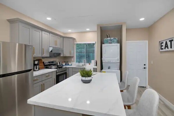 冰箱、微波炉、烤箱、炉灶