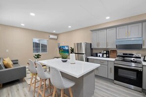 冰箱、微波炉、烤箱、炉灶