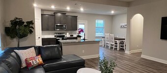 5TVs*75”TV*Fort Worth*Arlington*4Bedroom*King Bed