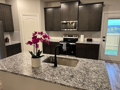 5TVs*75”TV*Fort Worth*Arlington*4Bedroom*King Bed