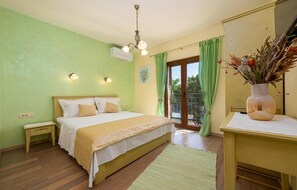 2 chambres, coffres-forts dans les chambres, lit parapluie