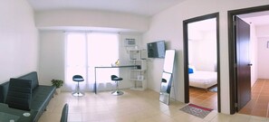 Bloc d'apartaments exclusiu, 2 dormitoris, bany privat, vistes a la piscina | Sala d'estar | Televisor de 40 polzades amb canals digitals i Netflix