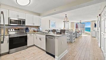 Geladeira, micro-ondas, fogão, cooktop