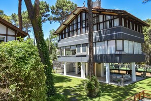 Family Apartment | Premium bedding, in-room safe, desk, laptop workspace - suites del bosque (Pinamar)